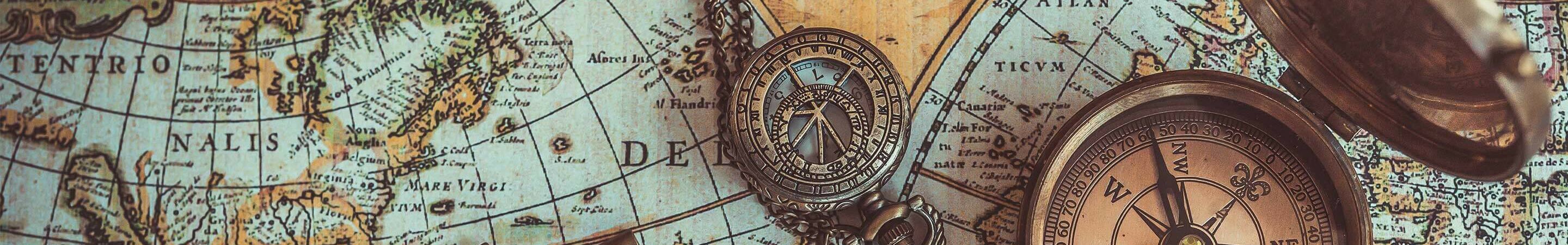 Symbolbild con4gis-Maps mit einer alten Karte und einem Kompass